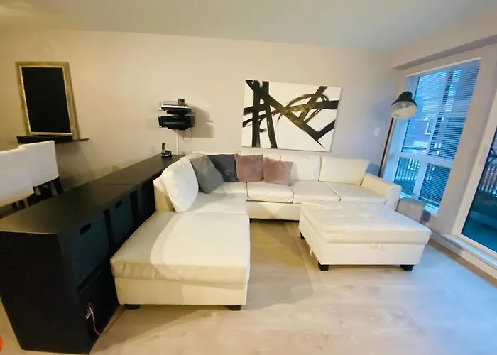 Downtown Heritage Condo With Parking